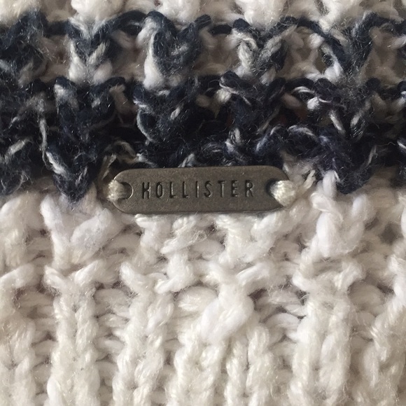 💥CUTEST Hollister sweater💥 - Picture 2 of 4
